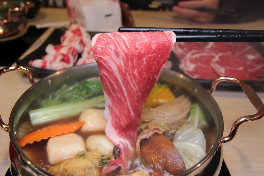 汐止鍋物＿就是要吃肉！肉的嫩度..取自下鍋的秒數：超鮮美肉質+簡單甘甜的湯頭,一次吃到三種肉品~(還有好好吃的日本和牛)~肉饕涮涮鍋