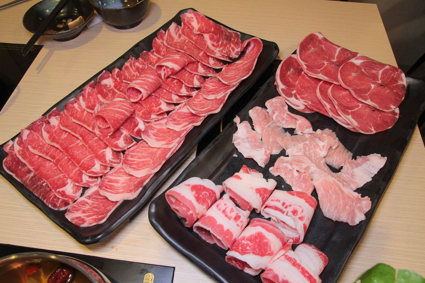 汐止鍋物＿就是要吃肉！肉的嫩度..取自下鍋的秒數：超鮮美肉質+簡單甘甜的湯頭,一次吃到三種肉品~(還有好好吃的日本和牛)~肉饕涮涮鍋
