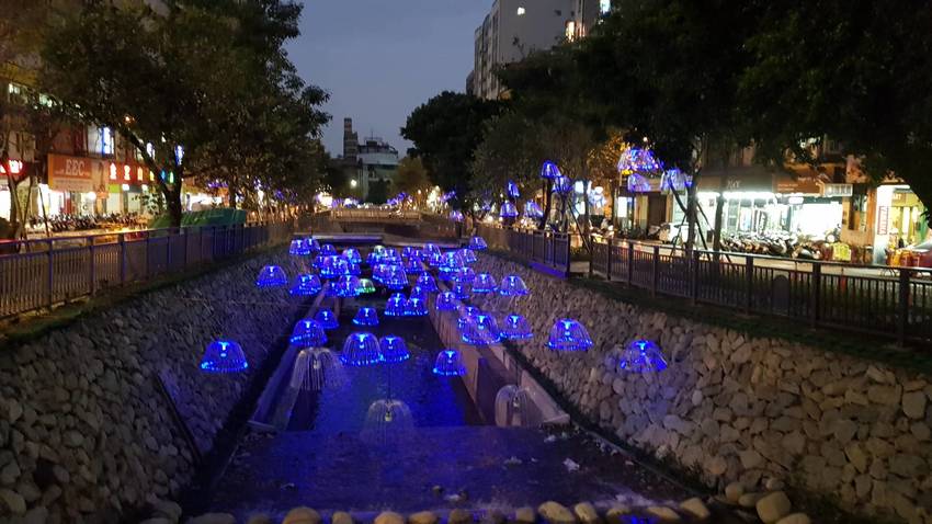 蝴蝶來了～台中熱門景點。2018綠川柳川點燈音樂會。新盛綠川水岸 柳川水岸 廊道浪漫燈海台中旅遊打卡熱點,台中花博的蝴蝶先飄來了～