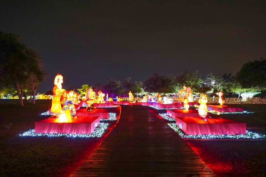 2018花在彰化溪州公園玩全攻略(彰化燈會)：一次玩透123公頃大公園,白天到晚上都好玩：漸層花海.鬱金香鋼琴.繽紛浪漫馬車,發光玫瑰,愛心倒影,超美油紙傘,2/7兩小時試燈千萬別錯過。