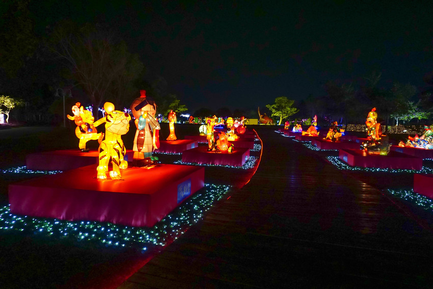 2018花在彰化溪州公園玩全攻略(彰化燈會)：一次玩透123公頃大公園,白天到晚上都好玩：漸層花海.鬱金香鋼琴.繽紛浪漫馬車,發光玫瑰,愛心倒影,超美油紙傘,2/7兩小時試燈千萬別錯過。