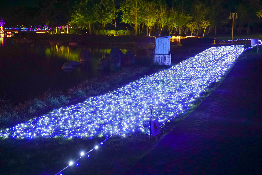 2018花在彰化溪州公園玩全攻略(彰化燈會)：一次玩透123公頃大公園,白天到晚上都好玩：漸層花海.鬱金香鋼琴.繽紛浪漫馬車,發光玫瑰,愛心倒影,超美油紙傘,2/7兩小時試燈千萬別錯過。