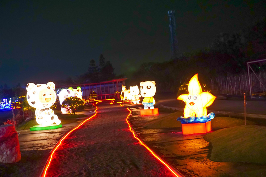 2018花在彰化溪州公園玩全攻略(彰化燈會)：一次玩透123公頃大公園,白天到晚上都好玩：漸層花海.鬱金香鋼琴.繽紛浪漫馬車,發光玫瑰,愛心倒影,超美油紙傘,2/7兩小時試燈千萬別錯過。