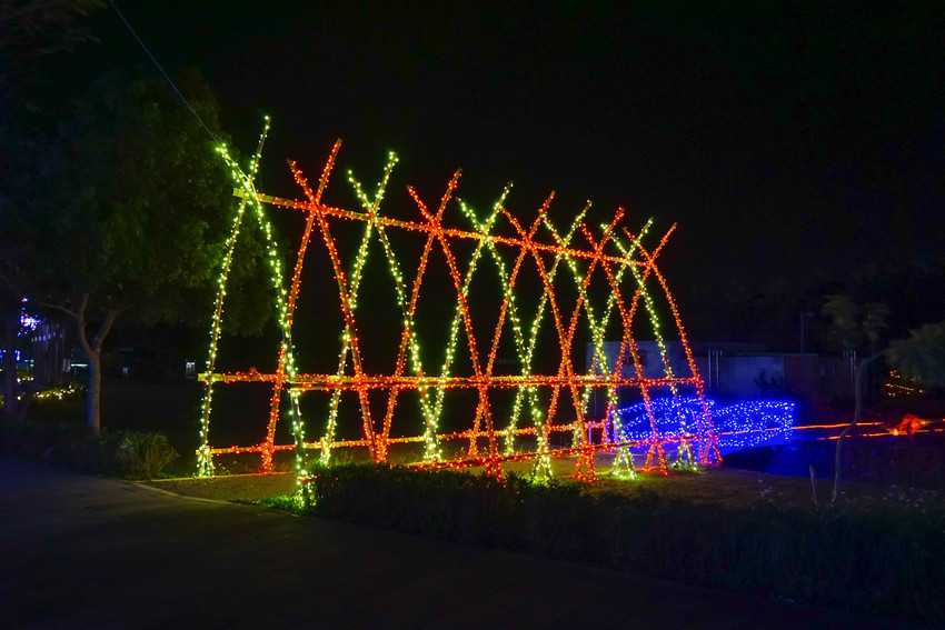 2018花在彰化溪州公園玩全攻略(彰化燈會)：一次玩透123公頃大公園,白天到晚上都好玩：漸層花海.鬱金香鋼琴.繽紛浪漫馬車,發光玫瑰,愛心倒影,超美油紙傘,2/7兩小時試燈千萬別錯過。