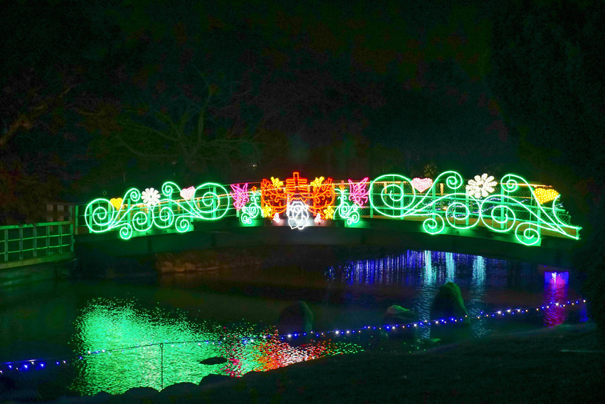 2018花在彰化溪州公園玩全攻略(彰化燈會)：一次玩透123公頃大公園,白天到晚上都好玩：漸層花海.鬱金香鋼琴.繽紛浪漫馬車,發光玫瑰,愛心倒影,超美油紙傘,2/7兩小時試燈千萬別錯過。