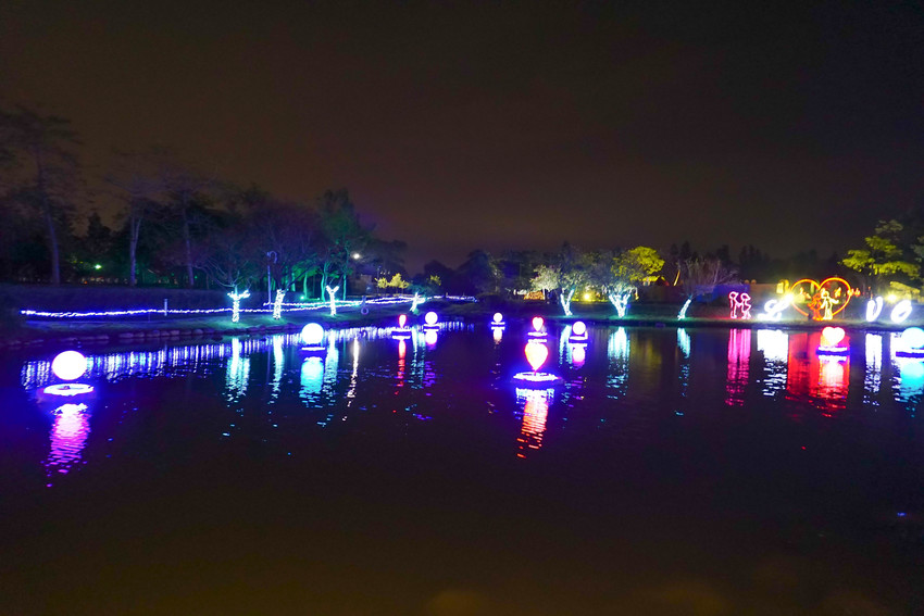 2018花在彰化溪州公園玩全攻略(彰化燈會)：一次玩透123公頃大公園,白天到晚上都好玩：漸層花海.鬱金香鋼琴.繽紛浪漫馬車,發光玫瑰,愛心倒影,超美油紙傘,2/7兩小時試燈千萬別錯過。