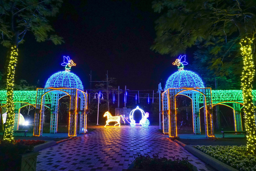 2018花在彰化溪州公園玩全攻略(彰化燈會)：一次玩透123公頃大公園,白天到晚上都好玩：漸層花海.鬱金香鋼琴.繽紛浪漫馬車,發光玫瑰,愛心倒影,超美油紙傘,2/7兩小時試燈千萬別錯過。