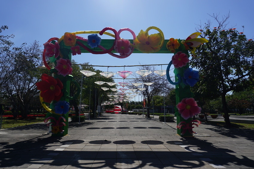 2018花在彰化溪州公園玩全攻略(彰化燈會)：一次玩透123公頃大公園,白天到晚上都好玩：漸層花海.鬱金香鋼琴.繽紛浪漫馬車,發光玫瑰,愛心倒影,超美油紙傘,2/7兩小時試燈千萬別錯過。