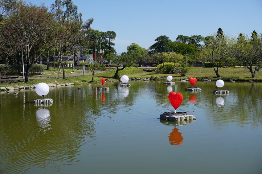 2018花在彰化溪州公園玩全攻略(彰化燈會)：一次玩透123公頃大公園,白天到晚上都好玩：漸層花海.鬱金香鋼琴.繽紛浪漫馬車,發光玫瑰,愛心倒影,超美油紙傘,2/7兩小時試燈千萬別錯過。