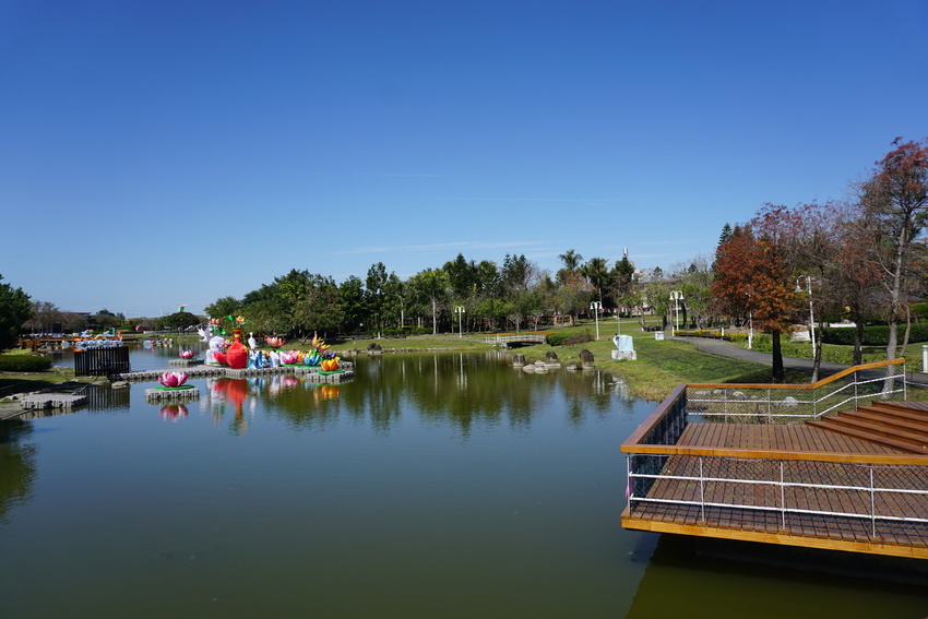 2018花在彰化溪州公園玩全攻略(彰化燈會)：一次玩透123公頃大公園,白天到晚上都好玩：漸層花海.鬱金香鋼琴.繽紛浪漫馬車,發光玫瑰,愛心倒影,超美油紙傘,2/7兩小時試燈千萬別錯過。