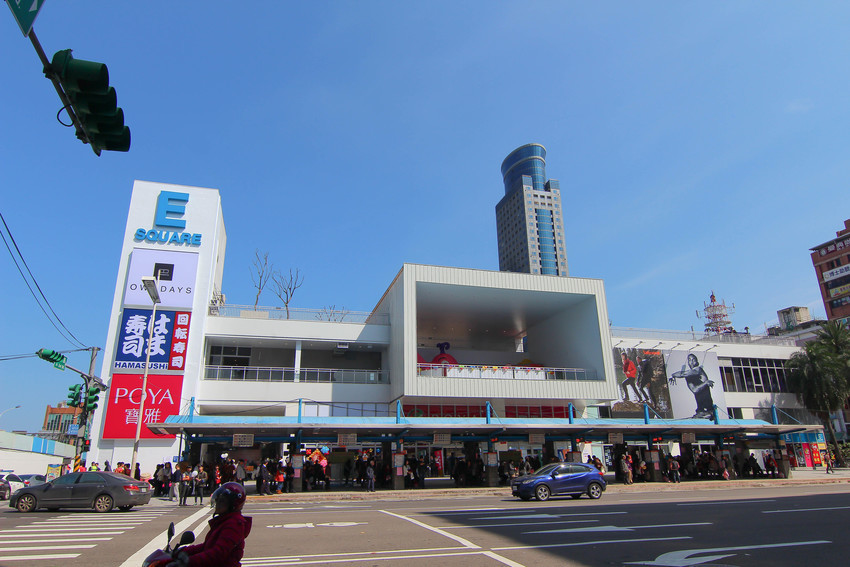 基隆新景點｜東岸廣場(商場)新開幕！ 欣賞港口景致，頂樓還有大操場！ 除了大啖海鮮的米其林餐廳(莆田) 另外還有石2鍋、丸龜製麵、湯姆熊、 日本すき家、はま寿司進駐， 小朋友最愛的氣墊溜滑梯.小火車都來囉。