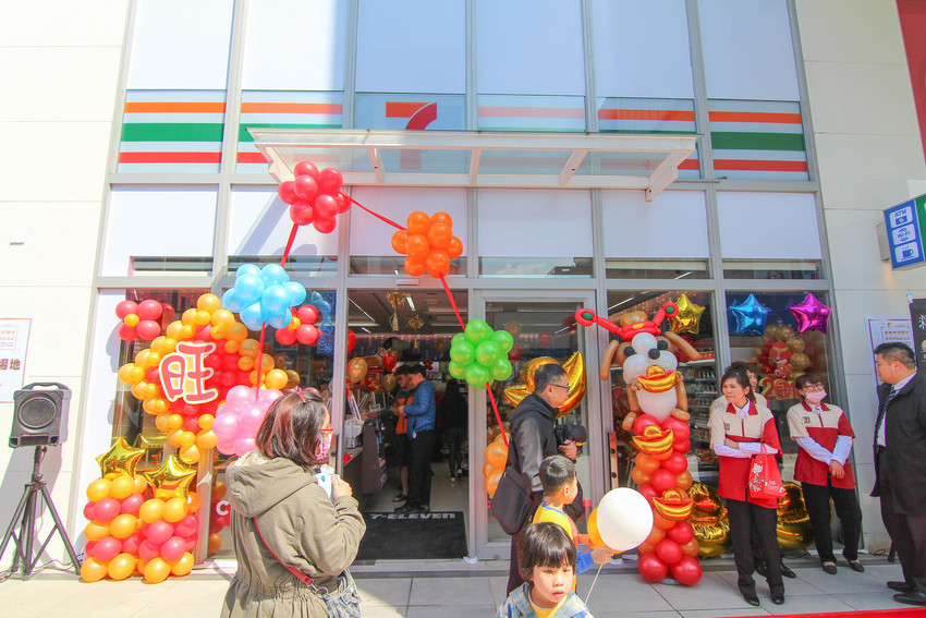 基隆新景點｜東岸廣場(商場)新開幕！ 欣賞港口景致，頂樓還有大操場！ 除了大啖海鮮的米其林餐廳(莆田) 另外還有石2鍋、丸龜製麵、湯姆熊、 日本すき家、はま寿司進駐， 小朋友最愛的氣墊溜滑梯.小火車都來囉。