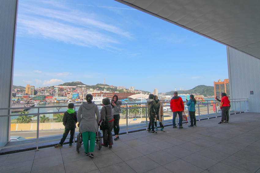 基隆新景點｜東岸廣場(商場)新開幕！ 欣賞港口景致，頂樓還有大操場！ 除了大啖海鮮的米其林餐廳(莆田) 另外還有石2鍋、丸龜製麵、湯姆熊、 日本すき家、はま寿司進駐， 小朋友最愛的氣墊溜滑梯.小火車都來囉。