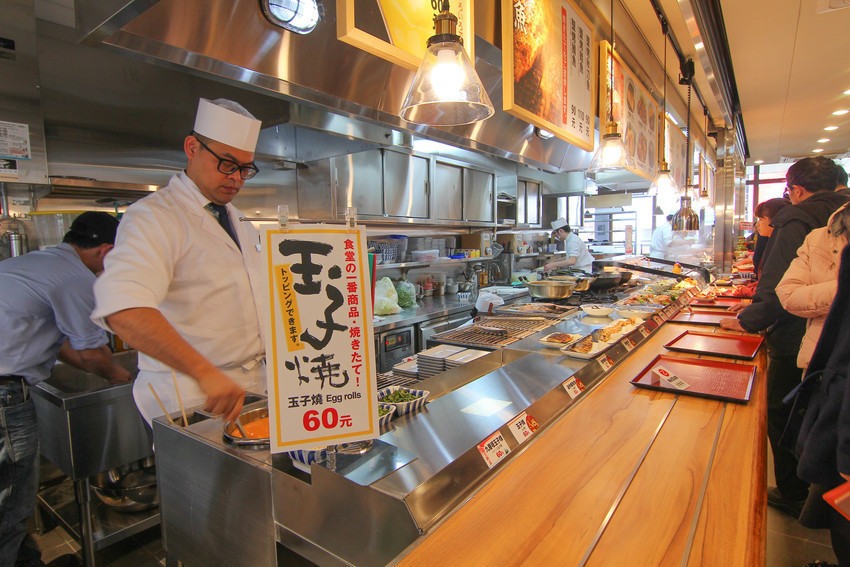 基隆新景點｜東岸廣場(商場)新開幕！ 欣賞港口景致，頂樓還有大操場！ 除了大啖海鮮的米其林餐廳(莆田) 另外還有石2鍋、丸龜製麵、湯姆熊、 日本すき家、はま寿司進駐， 小朋友最愛的氣墊溜滑梯.小火車都來囉。