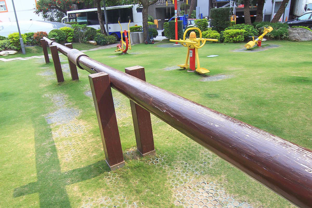 台中特色公園：福安兒童公園,刺激的20人龍形蹺蹺板+玩沙+攀岩+超大支棒棒糖(有遮蔭的小公園)