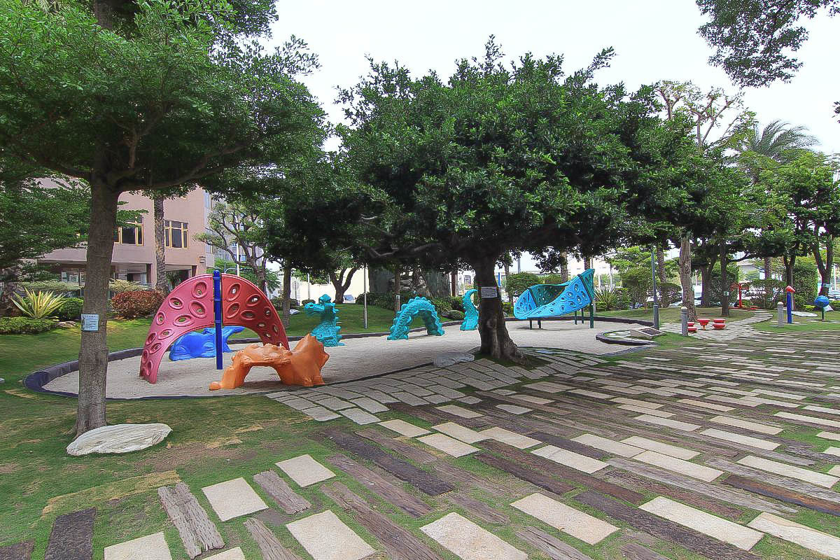 台中特色公園：福安兒童公園,刺激的20人龍形蹺蹺板+玩沙+攀岩+超大支棒棒糖(有遮蔭的小公園) @小腹婆大世界