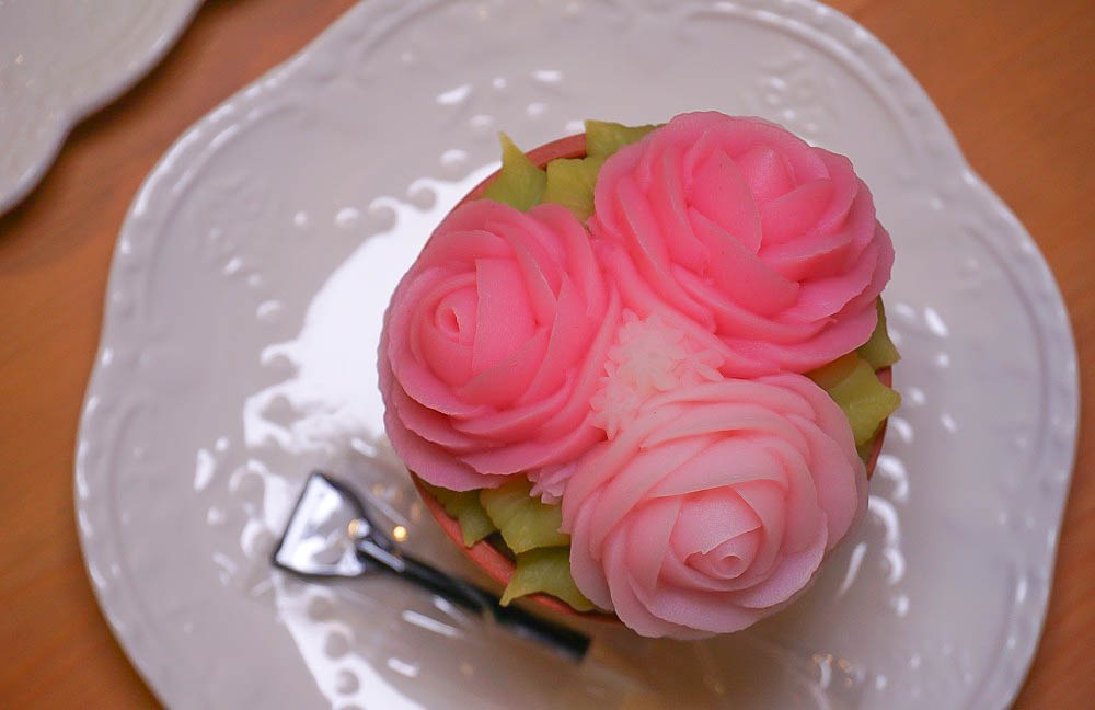 南投竹山｜SoSo cafe~森林系甜點店，美麗花牆跟浪漫爆炸的花系甜品~來片彩虹漸層蛋糕吧!
