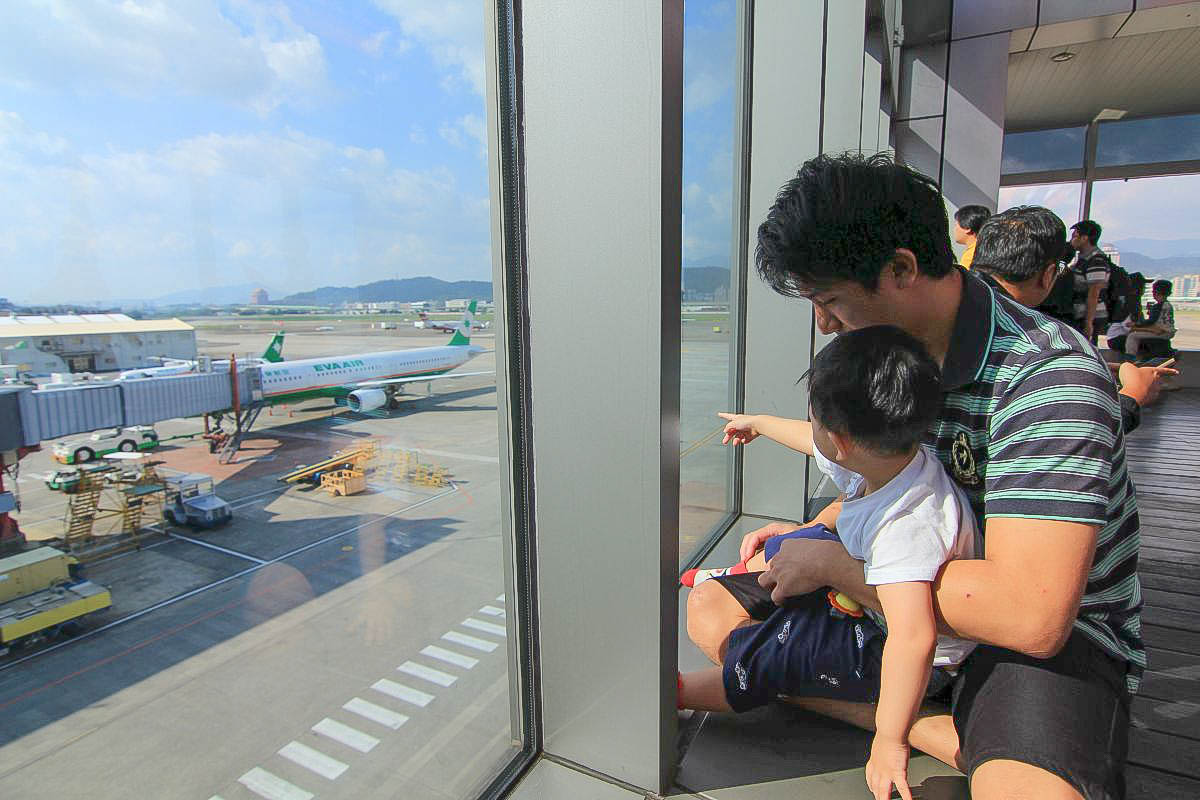 [台北親子免費景點] 來去松山機場追飛機：超可愛觀景台～3D彩繪牆、無障礙空間帶小朋友安全追飛機！
