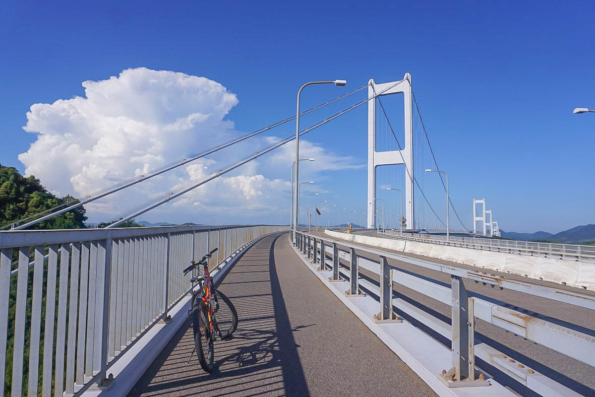 單車迷千萬別錯過！超美的單車步道～碧海藍天一線的跨海大橋，美景盡收眼底，世界最早的三連吊橋「來島海峽大橋」。