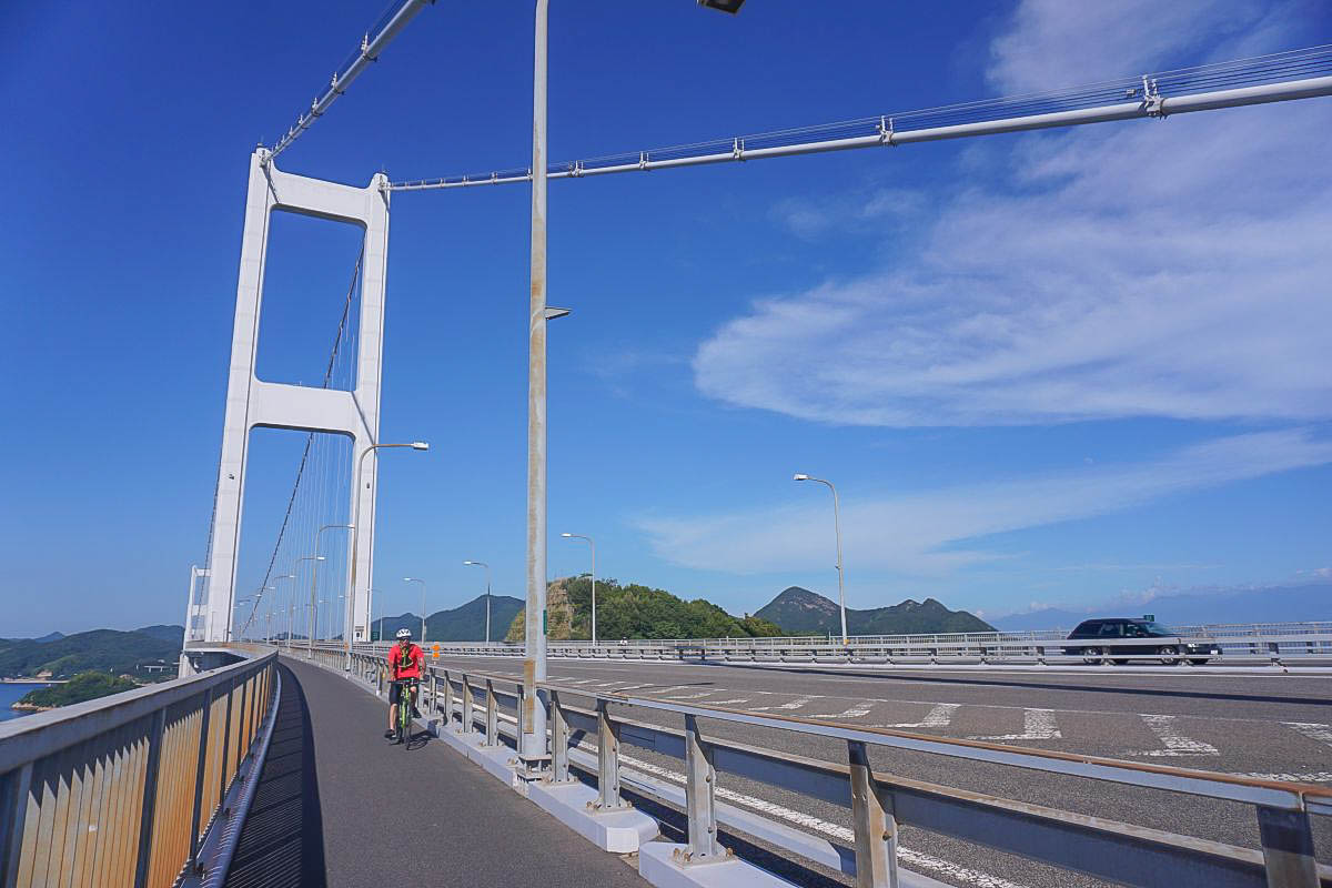 單車迷千萬別錯過！超美的單車步道～碧海藍天一線的跨海大橋，美景盡收眼底，世界最早的三連吊橋「來島海峽大橋」。