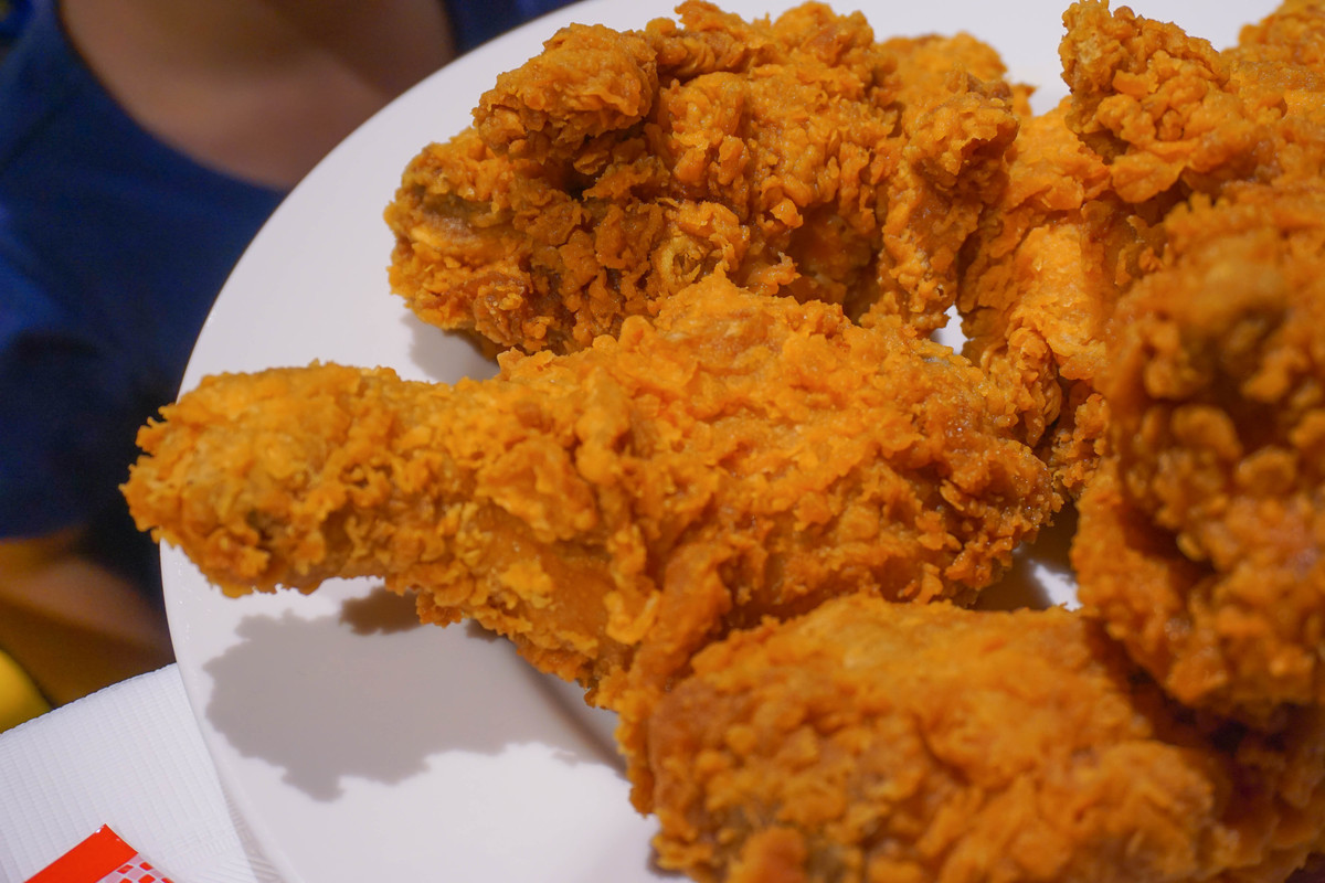 網友傳說中地表最強炸雞(限定)，甜甜辣辣的韓式口味，滿滿的湯汁流下來了…….21風味館吃一波！