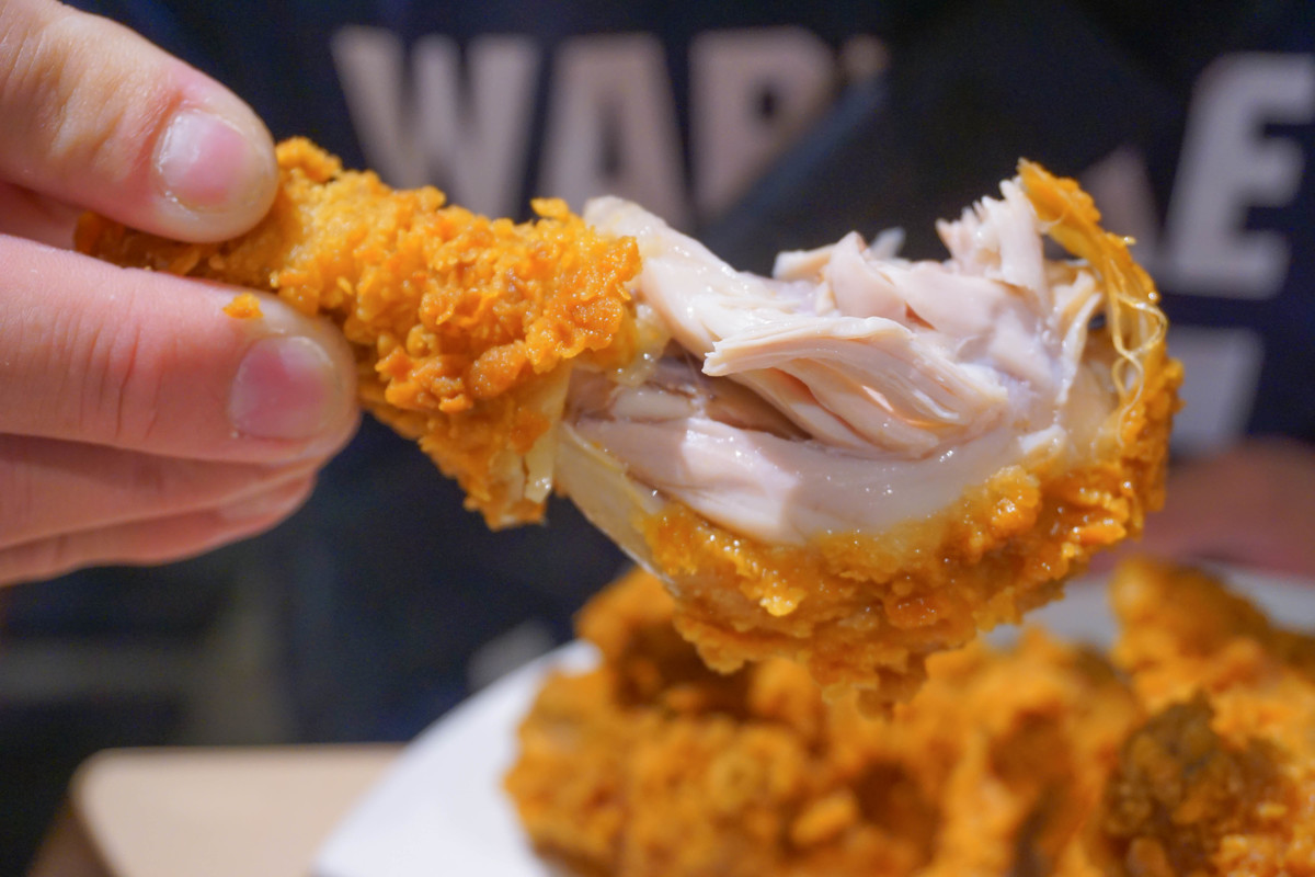 網友傳說中地表最強炸雞(限定)，甜甜辣辣的韓式口味，滿滿的湯汁流下來了…….21風味館吃一波！ @小腹婆大世界