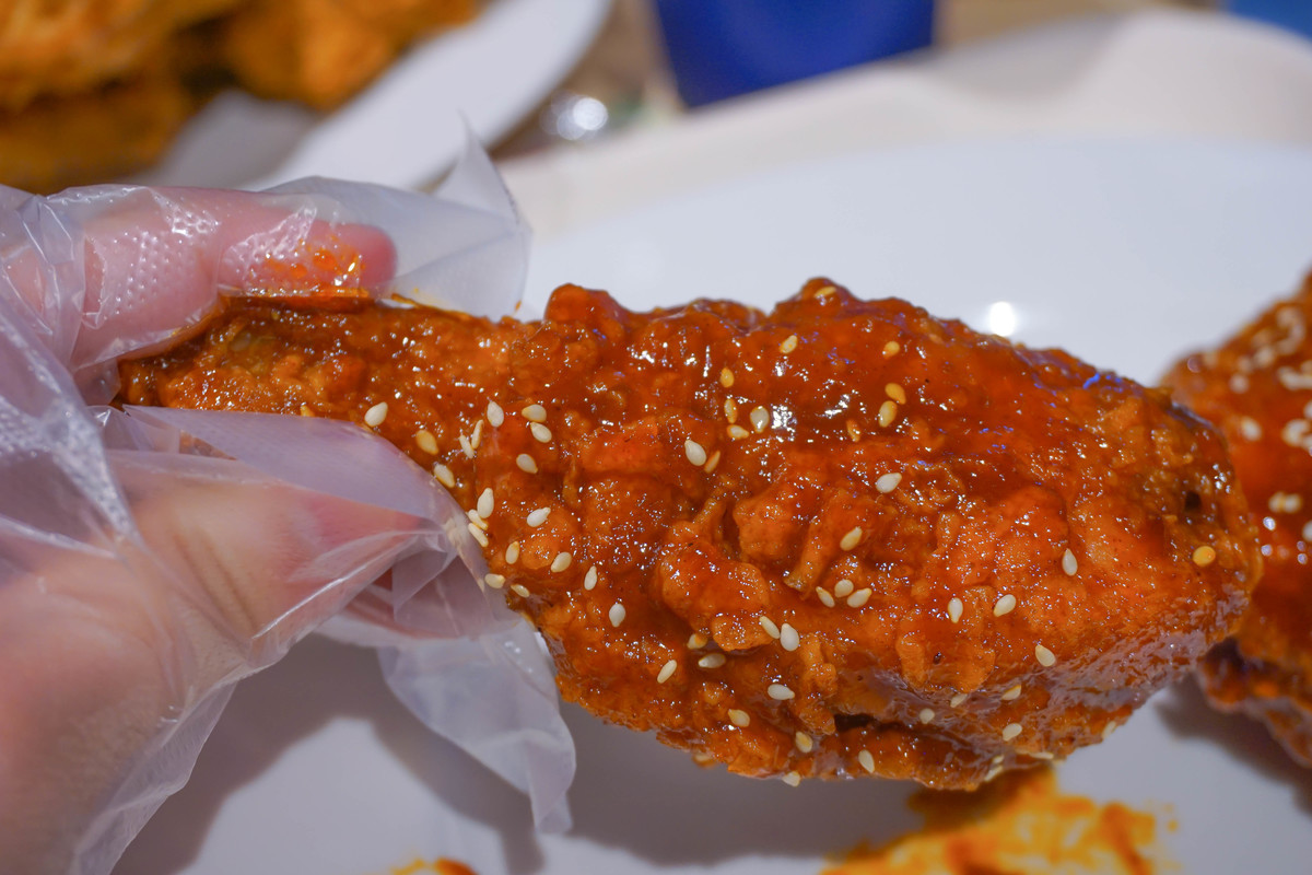 網友傳說中地表最強炸雞(限定)，甜甜辣辣的韓式口味，滿滿的湯汁流下來了…….21風味館吃一波！