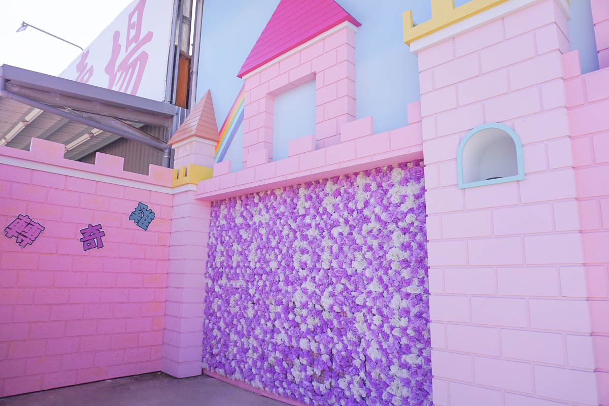 桃園新打卡點｜超可愛的粉紅城堡、浪漫花牆、全台唯一大型城堡主題扭蛋機，Rainbow Donut隱藏版牽絲超好吃、超美彩虹飲品好好拍！