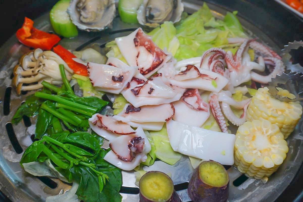 南港漉海鮮蒸氣鍋｜波士頓龍蝦、鮮蝦、生蠔、澎湖冰卷一次滿足，蔬菜吸收肉汁的甜，最後還有滿滿精華的干貝粥…