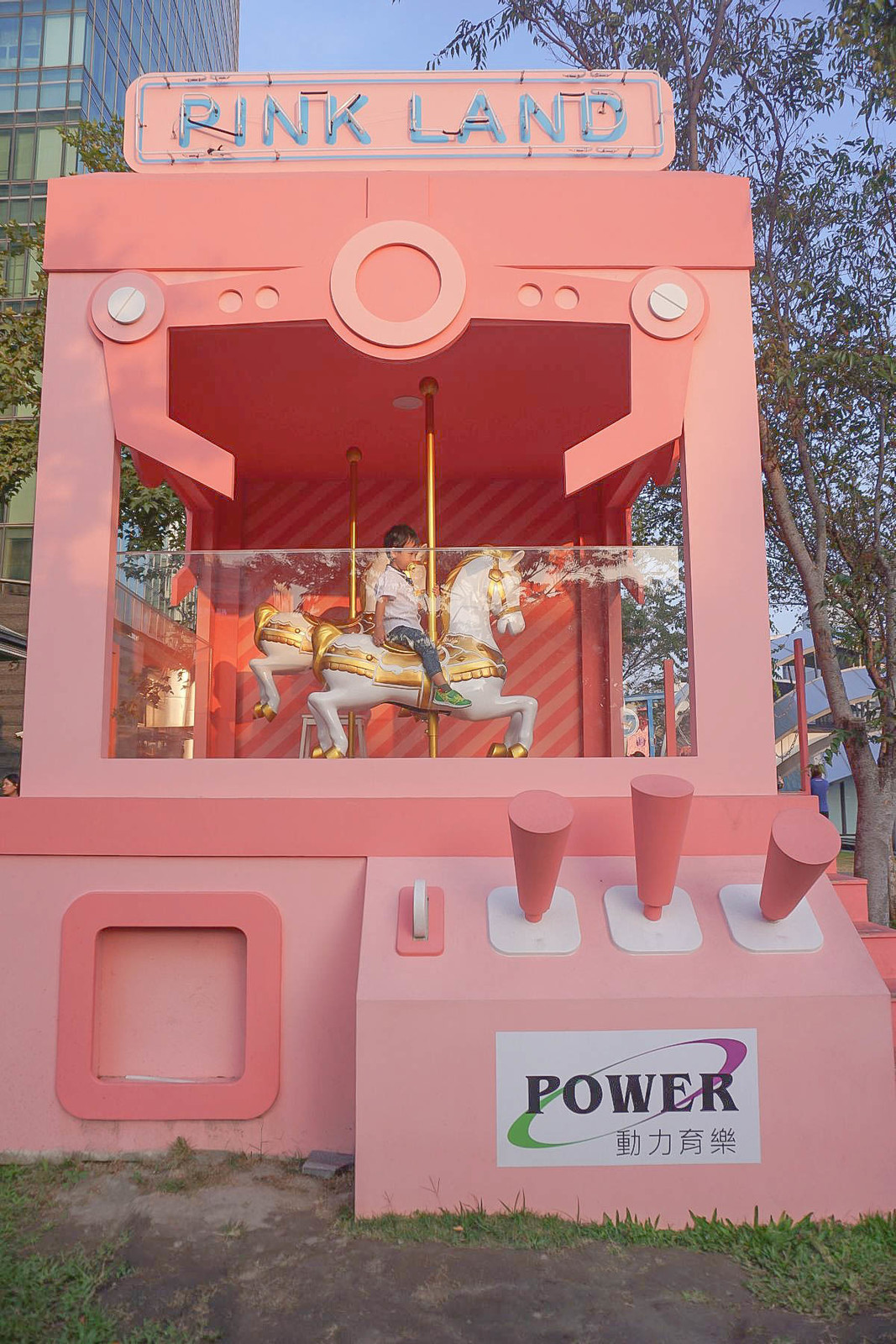 台中唯美IG打卡點：粉紅旋轉木馬、售票亭、粉紅木馬娃娃機、粉紅小火車、摩天輪，通通都好粉嫩！