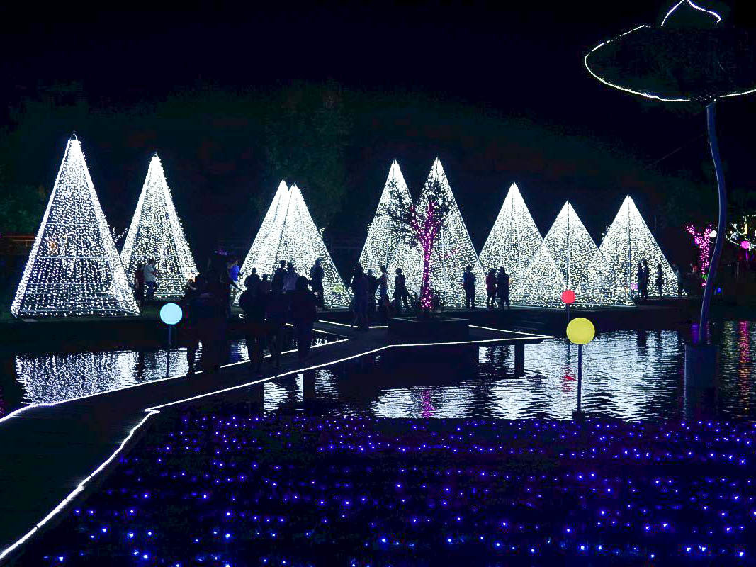 2018宜蘭奇幻耶誕村搶先看｜宜蘭新景點：20米禮物聖誕樹、月亮盪鞦韆、燦爛聖誕雪樹、旋轉木馬、發光蹺蹺板！耶誕城、點燈時間、地址、交通、停車場