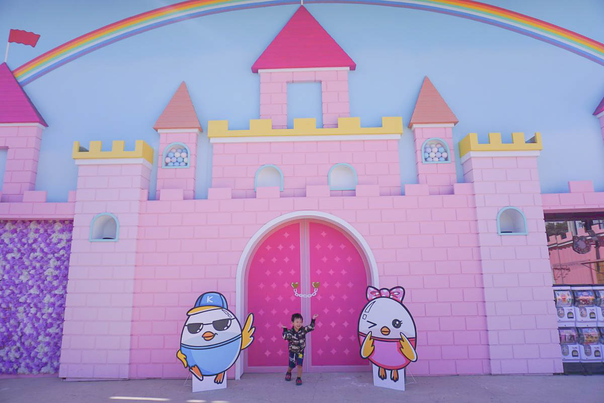 桃園新打卡點｜超可愛的粉紅城堡、浪漫花牆、全台唯一大型城堡主題扭蛋機，Rainbow Donut隱藏版牽絲超好吃、超美彩虹飲品好好拍！