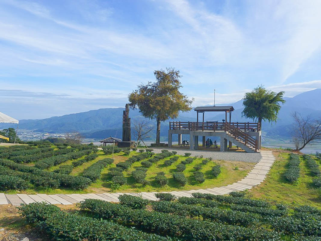 宜蘭景點：玉蘭茶園～超美至高點，超美觀景亭俯瞰山脈宛如仙境，一起踏入小迷宮的茶樹路徑吧！超放鬆的賞茶景點，必吃現炒山菜～