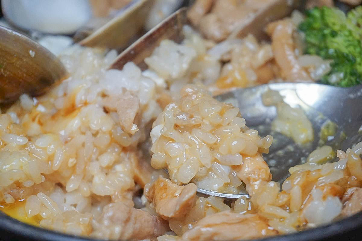 極巷弄！吃的到鍋巴的煲仔飯，從生米煮到熟，滑順半熟蛋、帶著甜香的花雕雞，一口挖下滿嘴幸福。