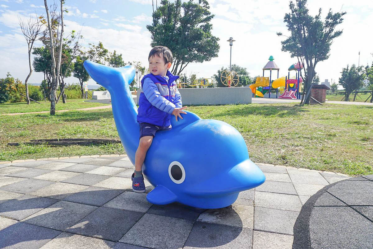 台中親子景點》頂魚寮公園，中部海洋主題公園，有可愛小鯨魚溜滑梯、立體3D彩繪、適合小小朋友玩的野餐公園～