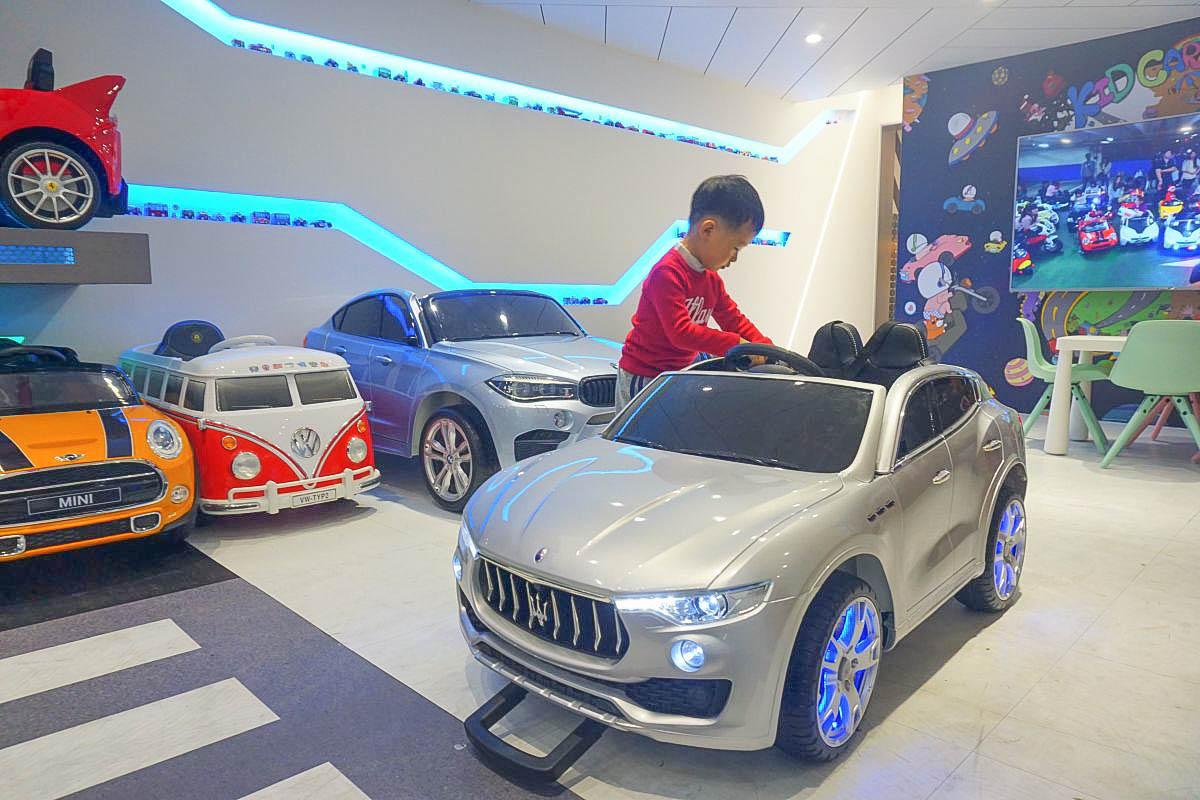 小男孩來了就不回家了~台北兒童超跑俱樂部中和旗艦展示中心：正版授權BENZ、AUDI、VW、Ferrari、ALFIERI、擁有跑車不是夢！