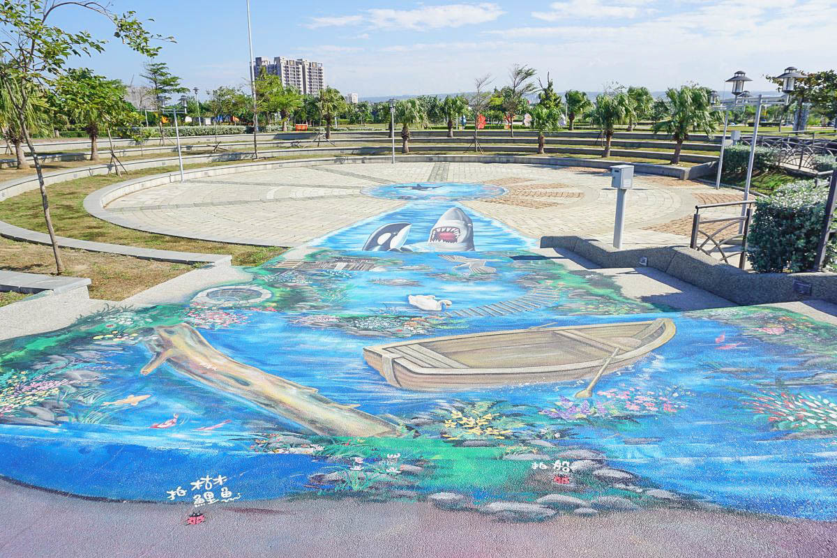 台中親子景點》頂魚寮公園，中部海洋主題公園，有可愛小鯨魚溜滑梯、立體3D彩繪、適合小小朋友玩的野餐公園～