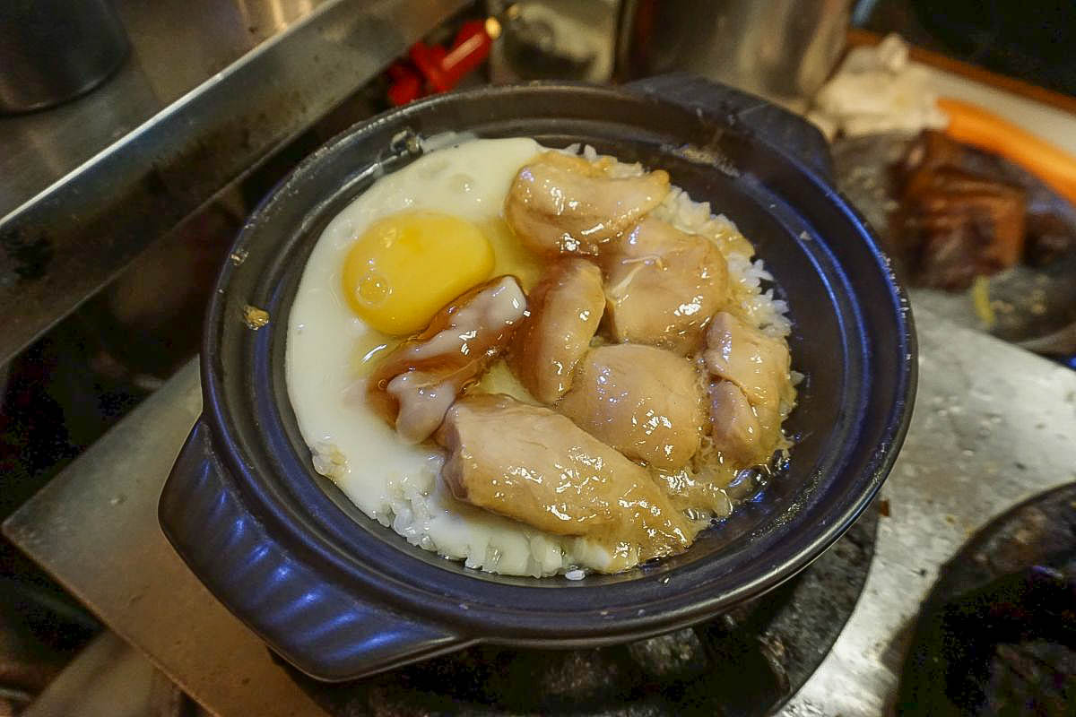 極巷弄！吃的到鍋巴的煲仔飯，從生米煮到熟，滑順半熟蛋、帶著甜香的花雕雞，一口挖下滿嘴幸福。