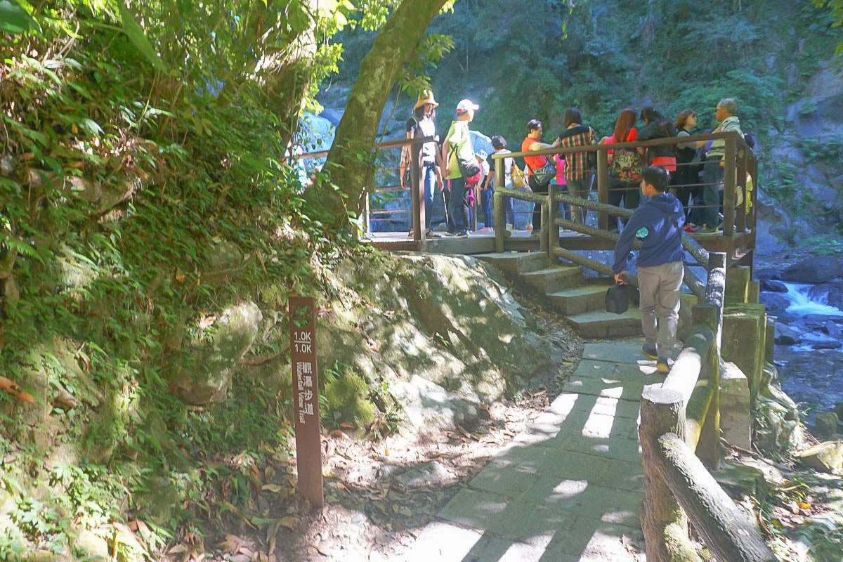 新北內洞國家森林遊樂區開放了！平緩一公里直達雙層瀑布仙境，帶嬰兒推車都可以欣賞的美景～試營運優惠半價至12/15，一起野餐去。