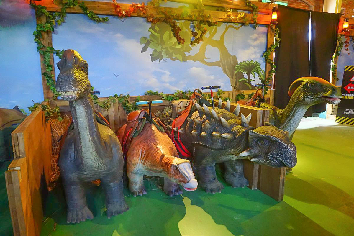 華山展覽｜侏羅紀X恐龍樂園：搭乘恐龍吉普車進場、小小考古家動手挖挖骨頭、抱抱可愛的恐龍寶寶、騎乘暴龍出發囉！
