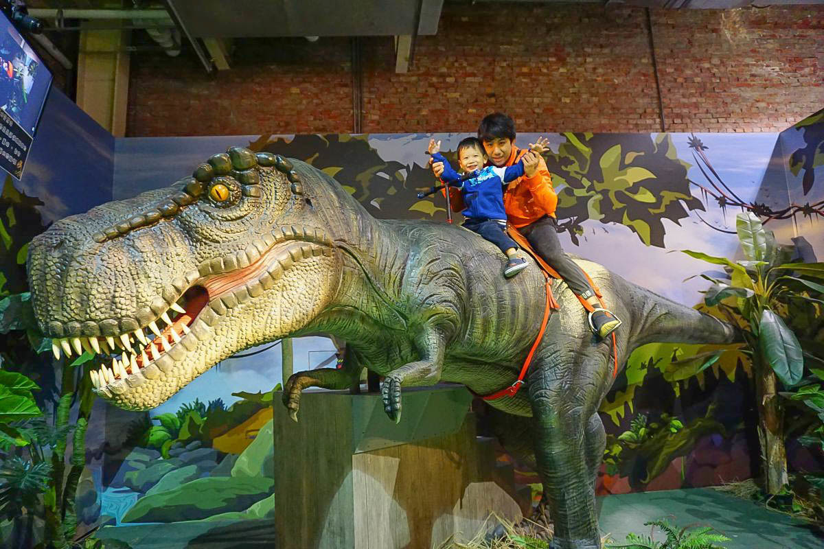 華山展覽｜侏羅紀X恐龍樂園：搭乘恐龍吉普車進場、小小考古家動手挖挖骨頭、抱抱可愛的恐龍寶寶、騎乘暴龍出發囉！
