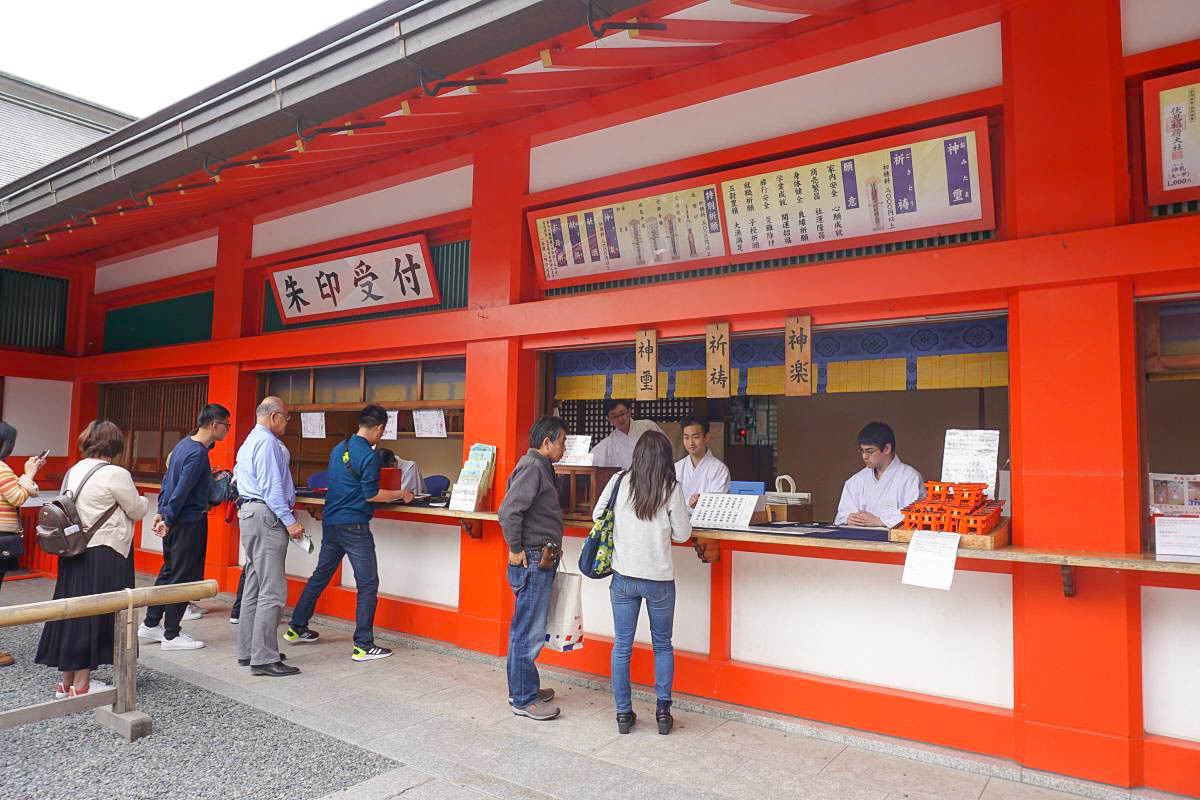 京都必遊親子景點｜伏見稻荷大社：超美千本鳥居參觀路線、白天就有廟會小吃、必買辦手禮，日本航空兒童餐飛機餐
