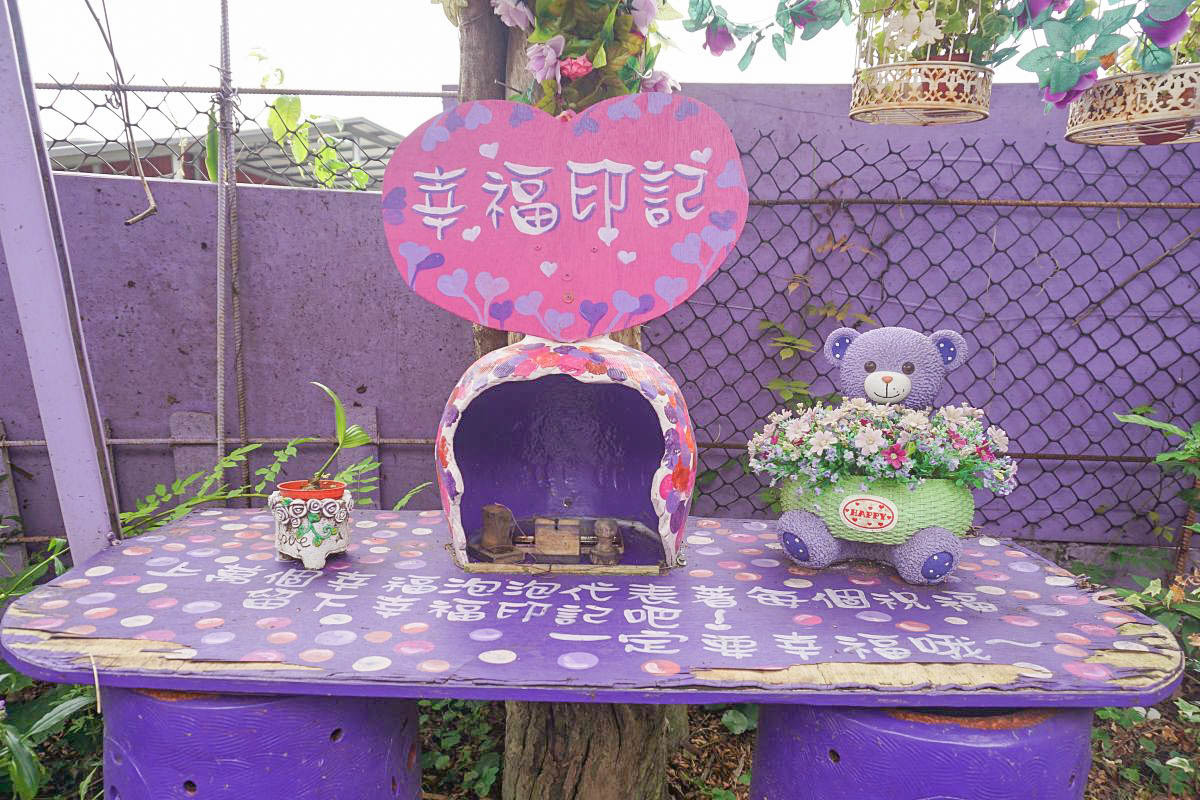 苗栗西湖景點》噢哈娜咖啡屋：一秒進入紫色童話世界！浪漫紫藤花徑.紫色繡球花.浪漫紫傘林,情侶約會出發～
