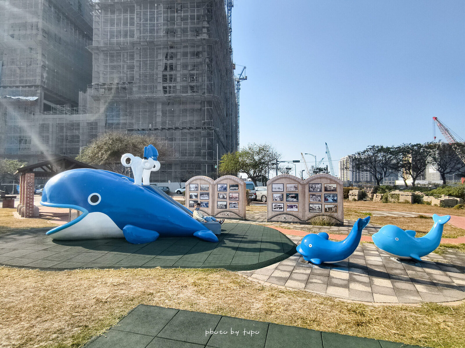 台中親子景點「頂魚寮公園」中部海洋主題公園，可愛鯨魚溜滑梯、草叢迷宮、草地放風箏野餐@小腹婆大世界