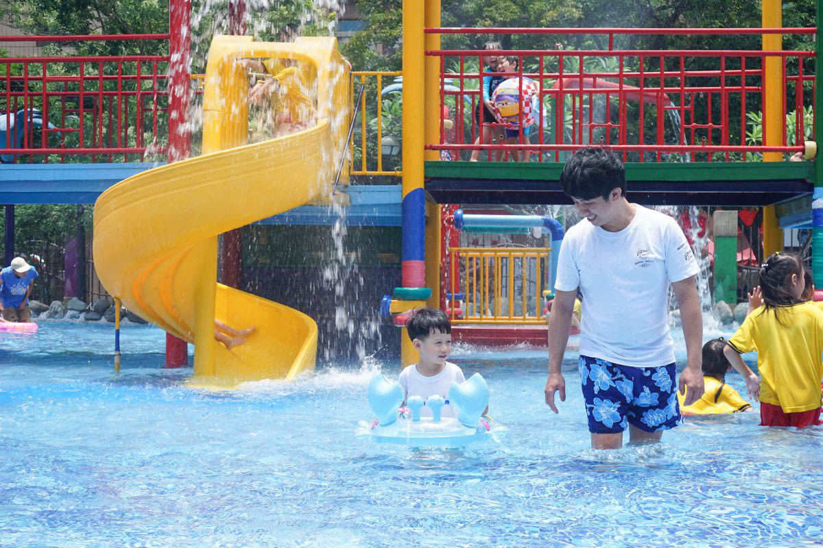 台北玩水親子景點》自來水園區(自來水博物館)～超好玩的水管溜滑梯戲水池、蛋糕噴池、幼童大童戲水區，好好拍的巴洛克建築！
