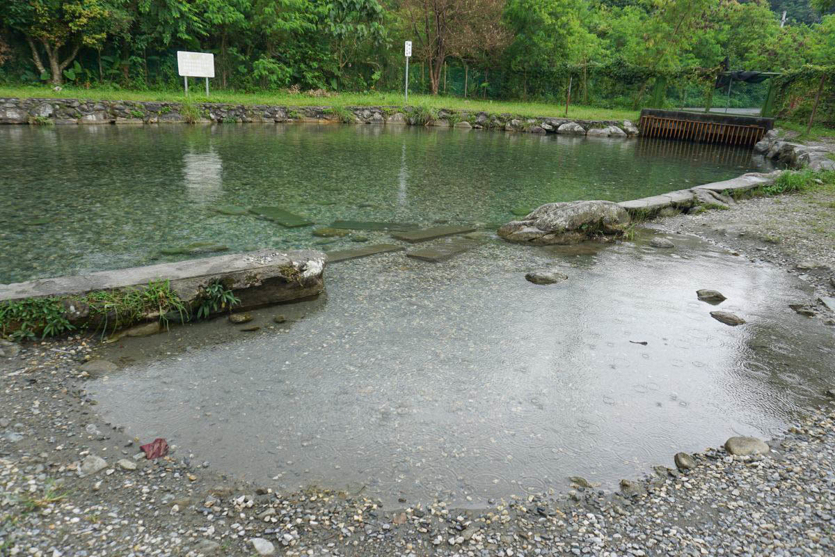 宜蘭景點「東岳湧泉公園」睽違三年終於開放！清澈冰涼的天然湧泉，長年水溫14~16度，水深50cm