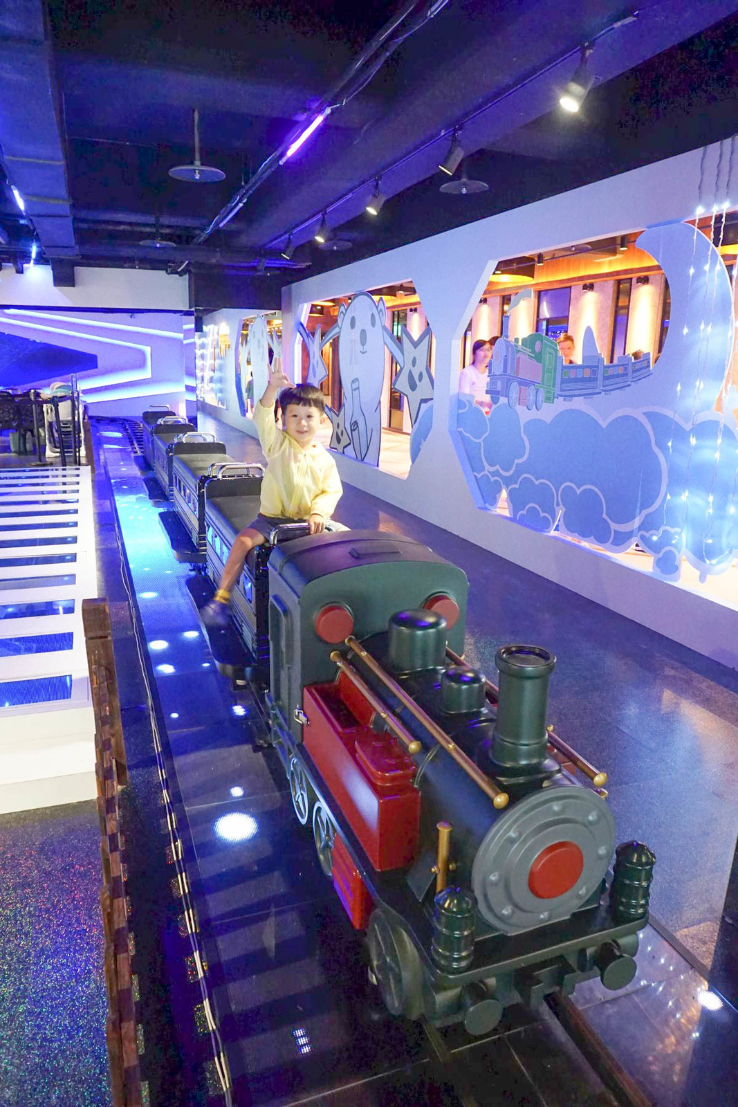 台北大直｜樂福銀河鐵道餐廳(火車主題親子餐廳)：超好拍的鍵盤月台、平交道、地板還會有岩漿通過～大人小孩都可搭！