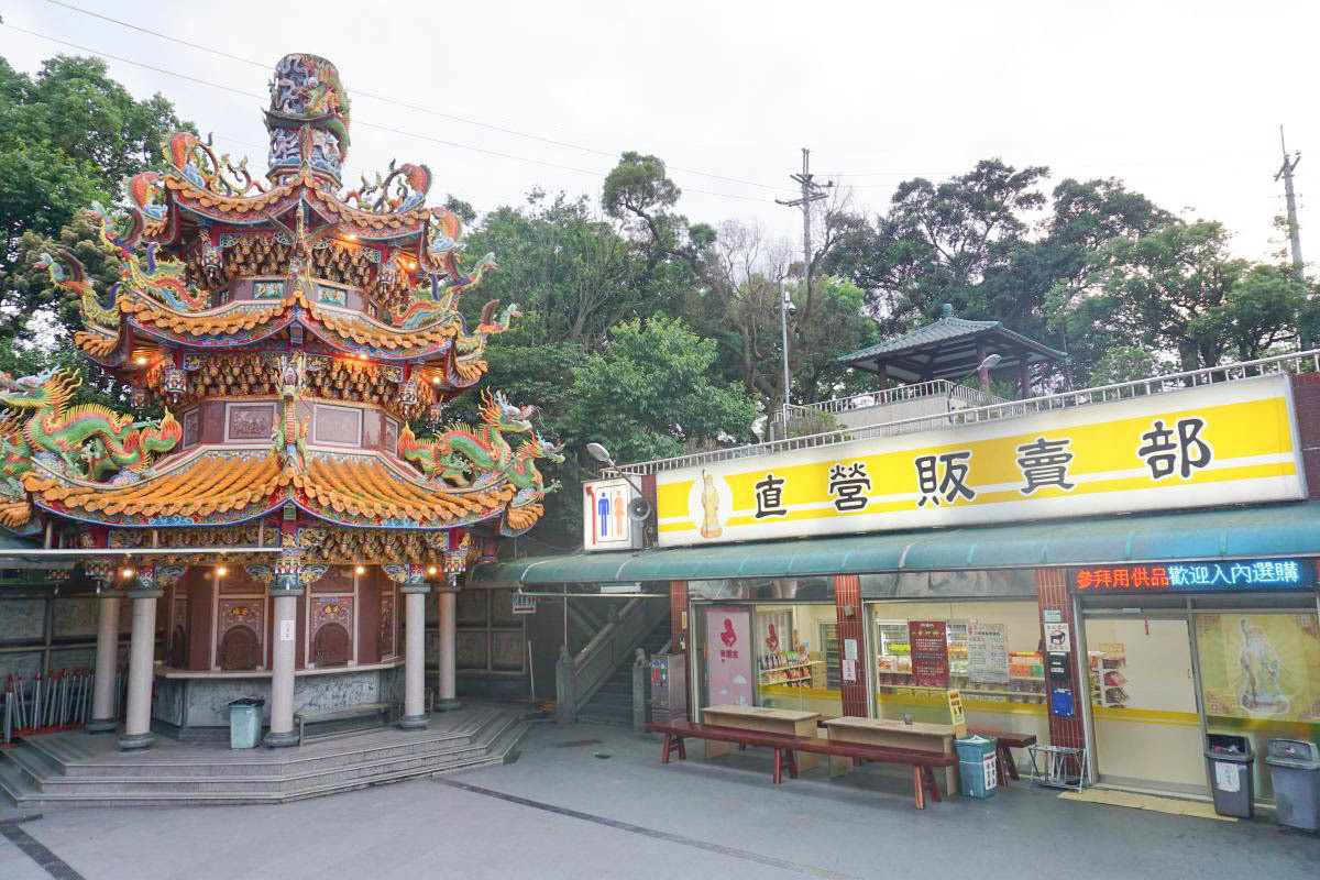 新北中和景點》中和烘爐地南山福德宮:只要三分鐘,101無敵夜景一次滿足,帶小朋友也可以輕鬆浪漫一下! @小腹婆大世界