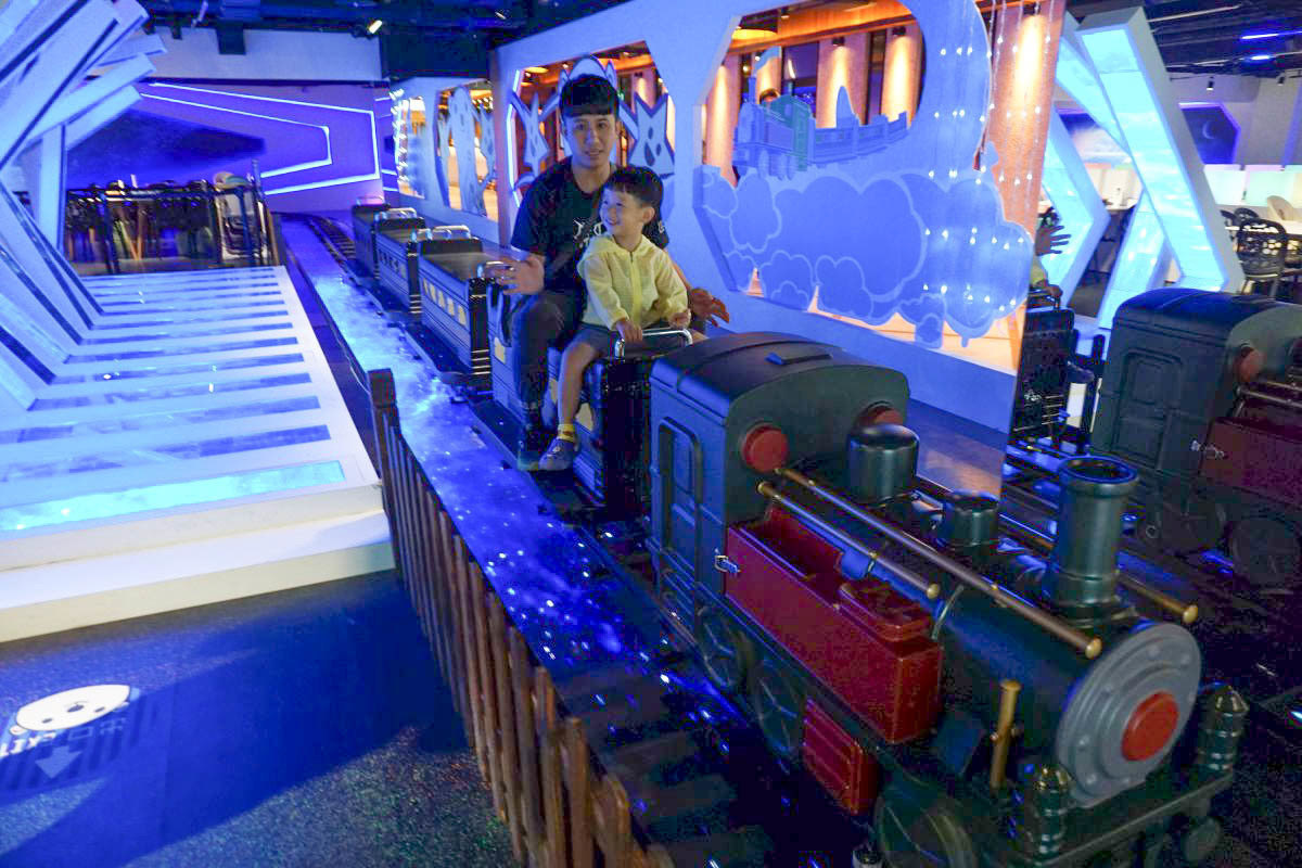 台北大直｜樂福銀河鐵道餐廳(火車主題親子餐廳)：超好拍的鍵盤月台、平交道、地板還會有岩漿通過～大人小孩都可搭！