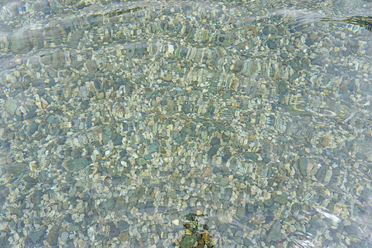 宜蘭景點「東岳湧泉公園」睽違三年終於開放！清澈冰涼的天然湧泉，長年水溫14~16度，水深50cm